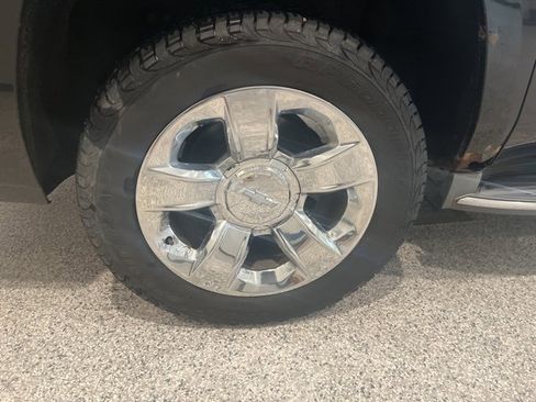 Used 2015 Chevrolet Suburban LTZ image 6