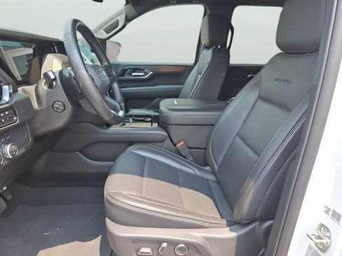 Used 2025 GMC Yukon XL Denali AWD/4WD image 12