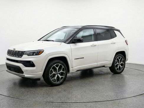 Used 2025 Jeep Compass Limited image 3