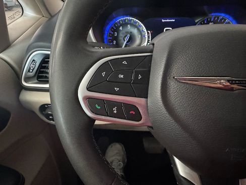 Used 2023 Chrysler Pacifica Touring-L FWD image 25