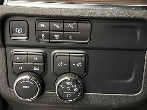 Used 2025 Chevrolet Tahoe Premier AWD/4WD image 31