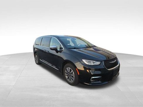 Used 2023 Chrysler Pacifica Limited image 7
