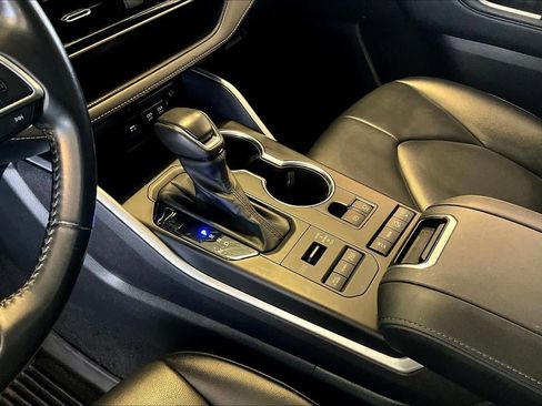 Used 2021 Toyota Highlander XLE image 17