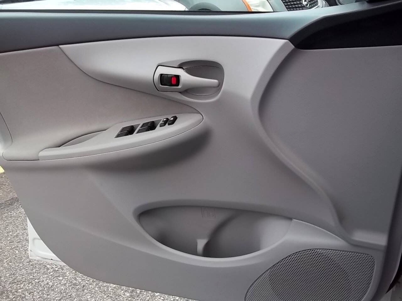 Used 2013 Toyota Corolla L FWD image 14