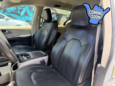 Used 2022 Chrysler Pacifica Touring-L FWD image 8
