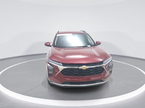 Used 2025 Chevrolet Trax LT w/ LT Convenience Package image 2