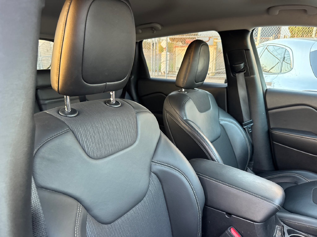 Used 2018 Jeep Cherokee Latitude Plus FWD image 3
