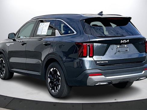 Used 2024 Kia Sorento S image 7