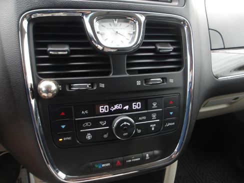 Used 2016 Chrysler Town & Country Touring w/ Driver Convenience Group FWD image 13