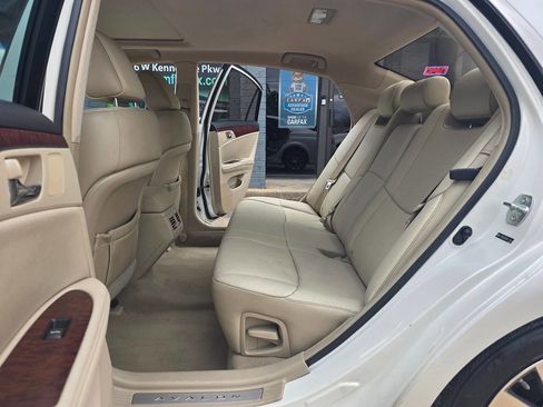 Used 2011 Toyota Avalon Limited image 18