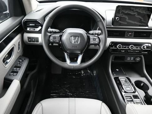 New 2025 Honda Pilot Touring image 12