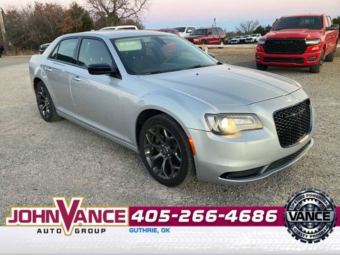 Used 2022 Chrysler 300 Touring w/ Sport Appearance Package image 9