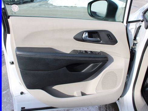 Used 2023 Chrysler Pacifica Touring-L image 17