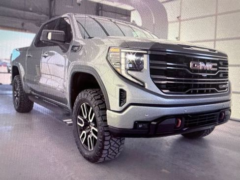 Used 2024 GMC Sierra 1500 AT4 w/ Technology Package AWD/4WD image 12