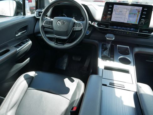 Used 2021 Toyota Sienna XSE FWD image 9