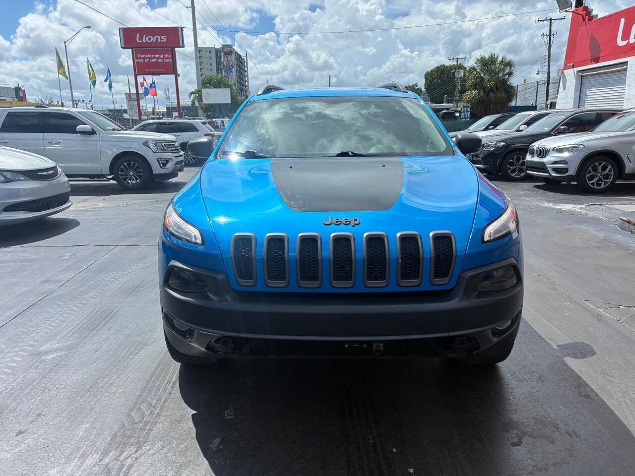 Used 2018 Jeep Cherokee Trailhawk AWD/4WD image 1