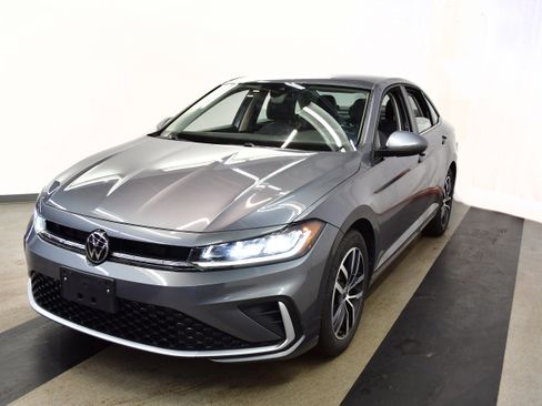 Used 2025 Volkswagen Jetta SE image 4