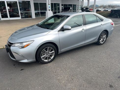 Used 2017 Toyota Camry SE image 2