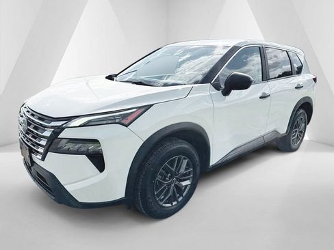 Used 2024 Nissan Rogue S FWD image 3