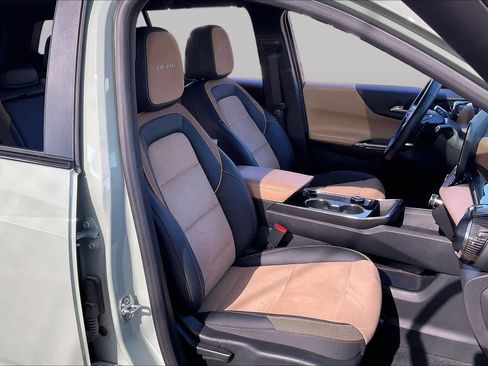 Used 2025 Chevrolet Equinox ACTIV AWD/4WD image 10