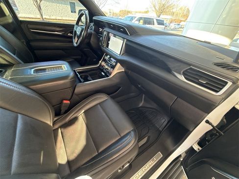 Used 2022 GMC Yukon XL Denali w/ Denali Premium Package image 29