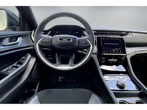 Used 2025 Jeep Grand Cherokee L Altitude AWD/4WD image 8