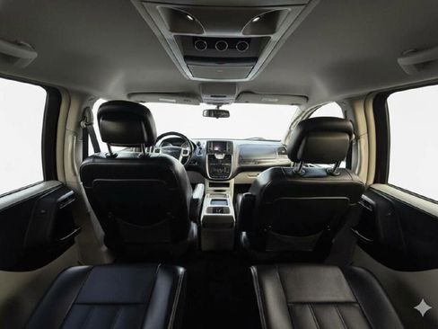 Used 2014 Chrysler Town & Country Touring image 20
