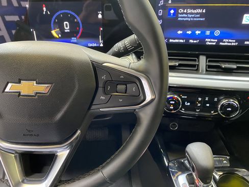 Used 2025 Chevrolet Trax LT w/ LT Convenience Package image 31