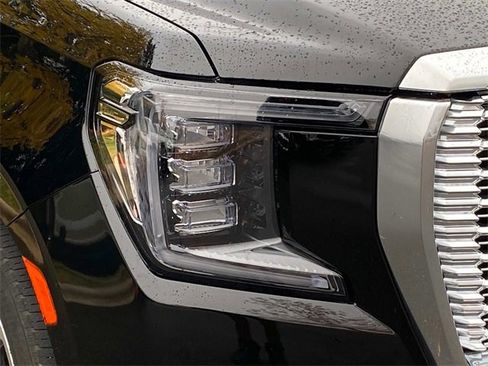Used 2023 GMC Yukon XL Denali w/ Denali Reserve Package image 4