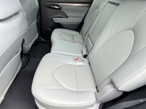 Used 2023 Toyota Highlander Limited FWD image 28