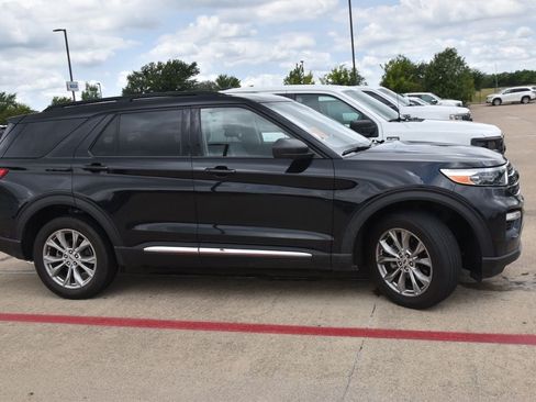 Used 2024 Ford Explorer XLT w/ Equipment Group 202A AWD/4WD image 5