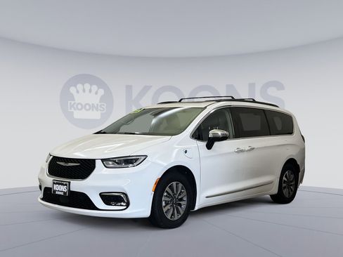 Used 2023 Chrysler Pacifica Limited FWD image 1