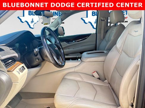 Used 2018 Cadillac Escalade Luxury RWD image 11