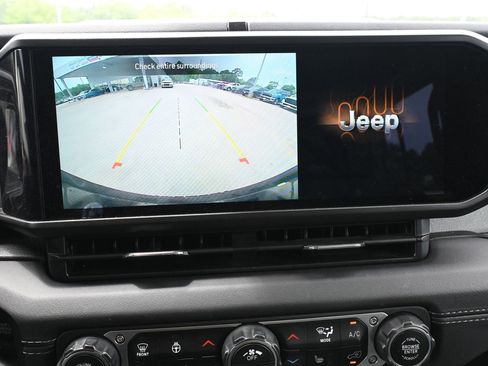 Used 2024 Jeep Wrangler Unlimited Sahara AWD/4WD image 16