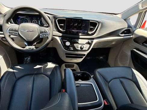 Used 2024 Chrysler Pacifica Touring-L FWD image 16