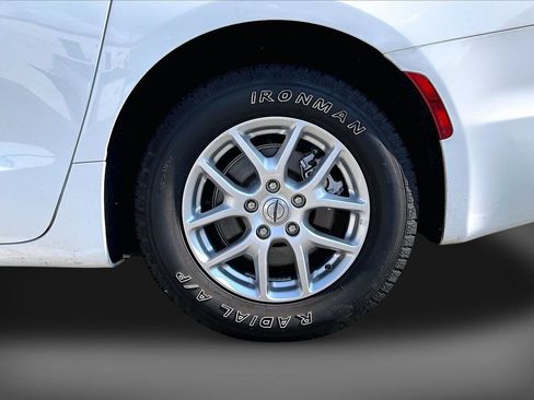 Used 2024 Chrysler Pacifica Touring-L FWD image 34