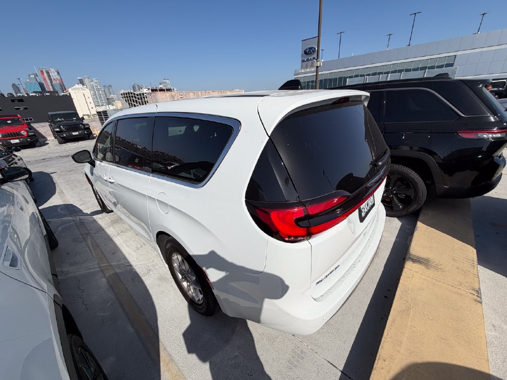 Used 2026 Chrysler Pacifica Select FWD image 4