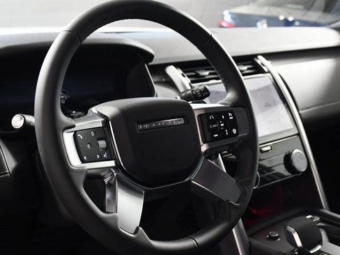 Used 2025 Land Rover Discovery Dynamic SE image 13