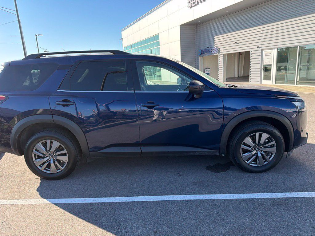 Used 2025 Nissan Pathfinder SV AWD/4WD image 12