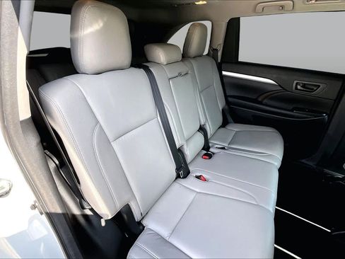 Used 2018 Toyota Highlander Plus FWD image 19