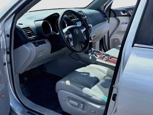 Used 2012 Toyota Highlander Limited w/ Tow Pkg AWD/4WD image 12