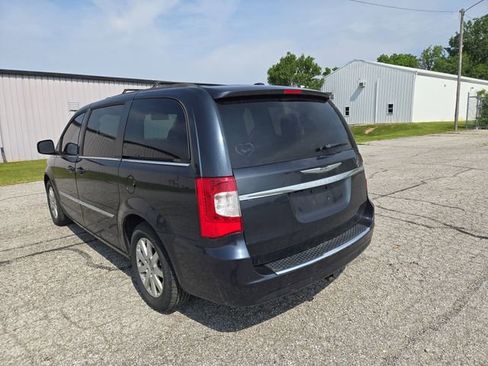 Used 2014 Chrysler Town & Country Touring FWD image 8