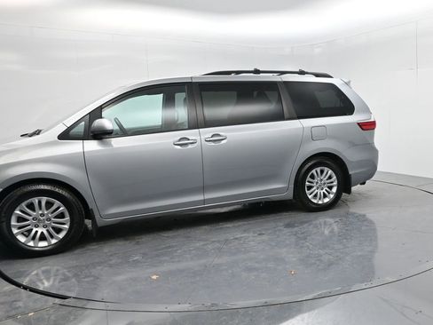 Used 2015 Toyota Sienna XLE image 4
