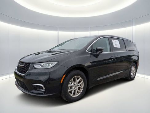Used 2023 Chrysler Pacifica Touring-L FWD image 8