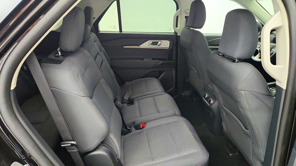 Used 2025 Ford Explorer Active AWD/4WD image 25