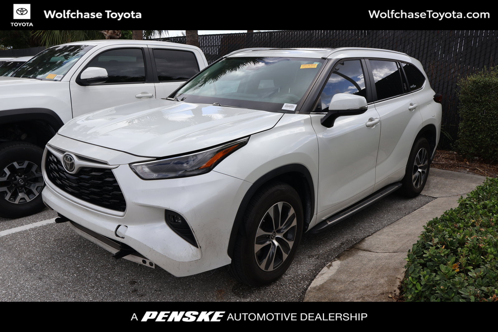 Used 2023 Toyota Highlander XLE FWD image 1