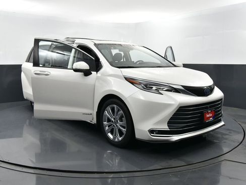 Used 2021 Toyota Sienna Platinum image 40