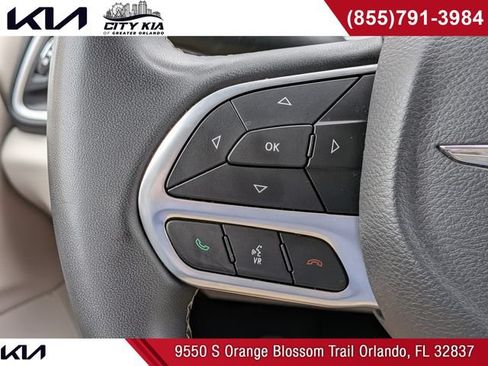 Used 2022 Chrysler Pacifica Touring-L w/ Uconnect Theater Family Group FWD image 30