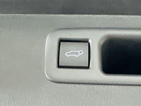 Used 2024 Toyota Highlander LE image 32