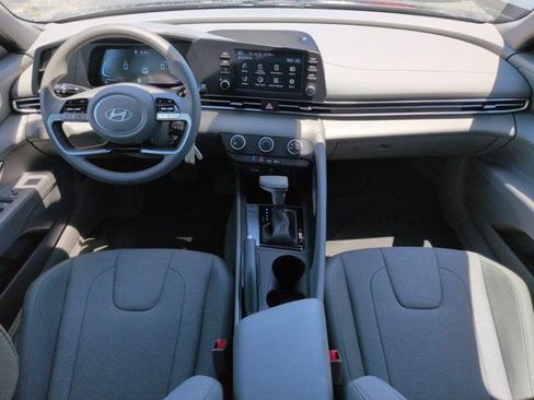 Certified 2025 Hyundai Elantra SE FWD image 14